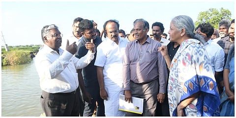 தூத்துக்குடி அருகே கோரம்பள்ளம் குளத்தில் உடைப்பு ஏற்பட்டு சேதமடைந்த பகுதியை மத்திய நிதியமைச்சர் நிர்மலா சீத்தாராமன் பார்வையிட்டு ஆய்வு செய்தார்.  | படங்கள்: என்.ராஜேஷ்