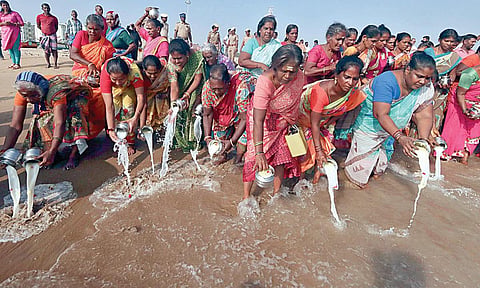 சுனாமி நினைவு தினமான நேற்று சென்னை மெரினா கடற்கரையில் பால் ஊற்றி, இறந்தவர்களுக்கு அஞ்சலி செலுத்திய பெண்கள். 
| படம்: ம.பிரபு |