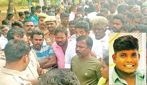 சாலை மறியலில் ஈடுபட்ட புளியங்குளம் கிராம மக்களிடம் பேச்சுவார்த்தை நடத்திய காவல் துறையினர். ( உள்படம் ) முத்துபெருமாள்