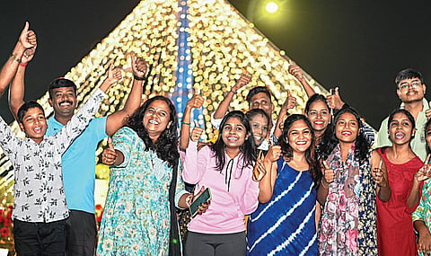 ஆங்கில புத்தாண்டு பிறப்பை வரவேற்கும் வகையில் சென்னை மெரினா கடற்கரை காந்திசிலை அருகே நடந்த கொண்டாட்டத்தில் பங்கேற்ற பொதுமக்கள். 
| படம்:எஸ். சத்தியசீலன் |