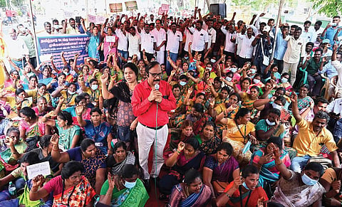 தினக்கூலி முறையை கைவிட்டு குறைந்தபட்ச மாத ஊதியமாக 21,000 வழங்க வேண்டும் என்பது உள்ளிட்ட கோரிக்கைகளை வலியுறுத்தி, தமிழ்நாடு டெங்கு கொசுப்புழு ஒழிப்பு முன்களப் பணியாளர்கள் சங்கம் சார்பில், கவன ஈர்ப்பு உண்ணாவிரதப் போராட்டம் சென்னையில் நேற்று நட ந்தது. 
| படம்: எஸ்.சத்தியசீலன் |