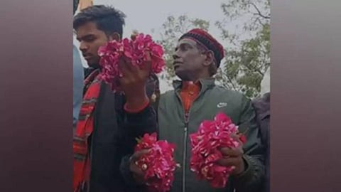 அயோத்தி நில வழக்கில் முஸ்லிம் தரப்பு மனுதாரர் இக்பால் அன்சாரி பிரதமர் மோடி மீது ரோஜா இதழ்களை தூவி வரவேற்பு