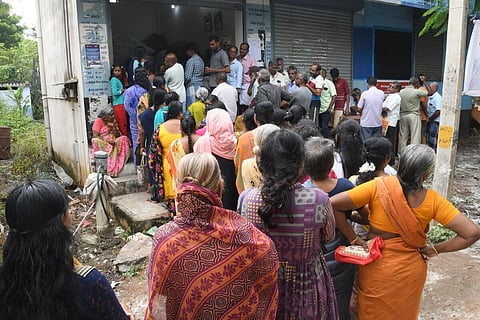 ‘வெள்ளம் பாதிக்காத மக்களுக்கும் ரூ.6,000’ - நெல்லையில் ரேஷன் அட்டை இல்லாதோருக்கு நிவாரணம் கிடைக்குமா?