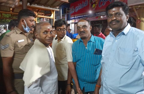 மதுரை மீனாட்சிஅம்மன் கோயிலில் இசையமைப்பாளர் இளையராஜா இன்று அதிகாலையில் தரிசனம் செய்தார்.