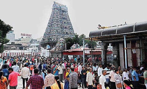 ஆங்கிலப் புத்தாண்டையொட்டி சென்னை மயிலாப்பூர் கபாலீஸ்வரர் கோயிலில் சுவாமி தரிசனம் செய்ய குவிந்த பக்தர்கள். 
| படம்: எஸ்.சத்தியசீலன் |