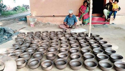 கிருஷ்ணகிரி மாவட்டத்தில் பொங்கல் பானை தயாரிப்பு பணி தீவிரம்