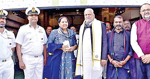 ‘சாகர் பரிக்ரமா’ திட்டத்தின் கீழ், 10-வது கட்ட கடல் பயணத்துக்காக, சென்னையில் இருந்து ஆந்திராவுக்கு புறப்படத் தயாரான மத்திய மீன்வளம், கால்நடை பராமரிப்பு மற்றும் பால்வளத் துறை அமைச்சர் புருஷோத்தம் ரூபாலா, அவரது மனைவி சவிதாபென் ரூபாலாவை மத்திய இணை அமைச்சர் எல்.முருகன், சென்னை துறைமுக ஆணையத்தின் தலைவர் சுனில் பாலிவால் உள்ளிட்டோர் வழியனுப்பி வைத்தனர்.