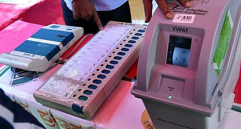 வாக்குப்பதிவு இயந்திரங்களில் பதிவாகும் ஒப்புகைச் சீட்டுக்களை 100% எண்ண வேண்டும் என உயர் நீதிமன்றத்தில் மனு