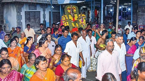 சேலம் கோட்டை பெருமாள் கோயிலில் நேற்று திருக்காப்பு நிகழ்ச்சி நடந்தது.  இதையொட்டி கோயில் சுற்றுப் பிரகாரத்தில் ஊர்வலமாக வந்த   தேவி, பூதேவியுடன் அழகிரிநாத பெருமாள்.