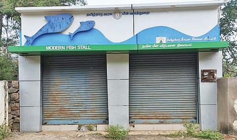 கிருஷ்ணகிரி அணை சிறுவர் பூங்கா அருகே மீன்வளத்துறை சார்பில், கட்டப்பட்டு, திறக்கப்படாமல் உள்ள நவீன மீன் விற்பனை நிலையம்.