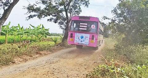 முறையான பராமரிப்பு இல்லாததால், ஜல்லிகள் பெயர்ந்து மண் சாலை யாக மாறியுள்ள  ஊத்தங்கரை அருகே பெருமாள்குப்பம் - வீராச்சிகுப்பம் இடையேயான சாலை.