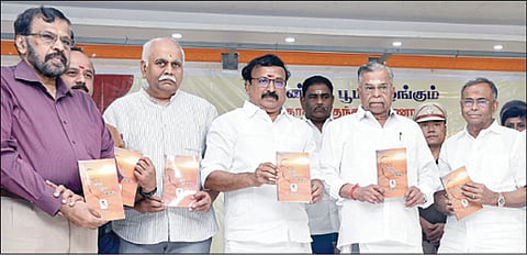 மதுரையில் நேற்று நடைபெற்ற, பாஜக பொதுச் செயலாளர் ராம.சீனிவாசனின் `தாத்தா தந்த கண்ணாடி' நூல் வெளியீட்டு விழாவில் பங்கேற்ற நாகாலாந்து ஆளுநர் இல.கணேசன், வேலம்மாள் கல்வி குழுமத் தலைவர் முத்துராமலிங்கம், மருத்துவர்கள் புகழகிரி,  ராம.சுப்பிரமணியன் உள்ளிட்டோர்.படம்: எஸ் கிருஷ்ணமூர்த்தி