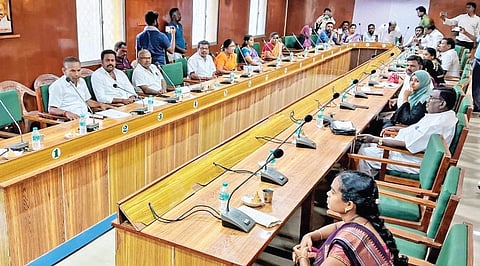 விருத்தாசலம் நகர்மன்றக் கூட்டத்தில் பங்கேற்ற வார்டு உறுப்பினர்கள்.