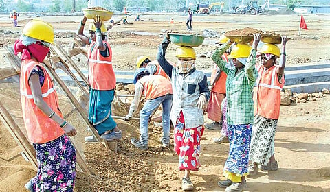 ஒரு மாதமாக சர்வர் பிரச்சினை: பணப்பலன்கள் கிடைக்காமல் தொழிலாளர்கள் பாதிப்பு