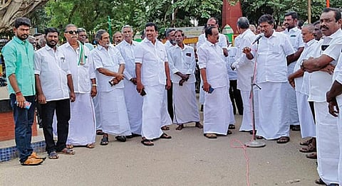 தேவகோட்டை தியாகிகள் பூங்கா அருகே ஆர்ப்பாட்டத்தில் ஈடுபட்ட காங்கிரஸ் கட்சியினர்.