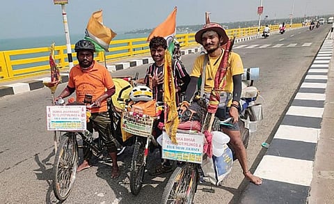 பாம்பன் சாலை பாலத்தை கடக்கும் வட மாநில பக்தர்கள்.