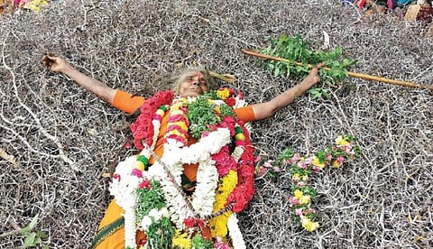 திருப்புவனம் அருகே முள் படுக்கையில் படுத்து அருள்வாக்கு கூறிய பெண் சாமியார்
