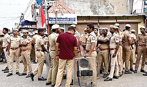 சண்முகம் சாலையில் குவிக்கப்பட்டிருந்த போலீஸார்.
| படங்கள்: எம்.முத்துகணேஷ் |