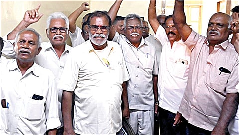 போக்குவரத்துக் கழக ஊழியர்களின் வேலைநிறுத்த நோட்டீஸ் தொடர்பாக, தொழிலாளர் தனி இணை ஆணையர் எல்.ரமேஷ் தலைமையில் பேச்சுவார்த்தை சென்னை தேனாம்பேட்டையில் நேற்று நடைபெற்றது. பேச்சுவார்த்தையில் தங்களையும் அழைக்க கோரிக்கை வைத்து ஆர்ப்பாட்டத்தில் ஈடுபட்ட ஓய்வு பெற்ற ஊழியர்கள். படங்கள்: ம.பிரபு