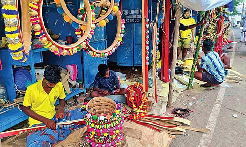 சிங்கம்புணரி பெரிய கடை வீதியில் ஜல்லிக்கட்டு காளைகளுக்கான கழுத்து மணிகளை தயாரிக்கும் தொழிலாளர்கள்.