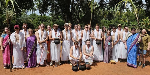 தூத்துக்குடி அருகே தமிழர் பாரம்பரிய முறைப்படி பொங்கல் கொண்டாடிய வெளிநாட்டினர்!