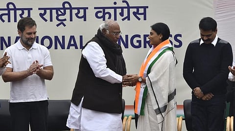 ஒய்எஸ்ஆர் தெலங்கானா கட்சியை கலைத்துவிட்டு, காங்கிரஸில் இணைந்த ஒய்.எஸ் ஷர்மிளாவை காங்கிரஸ் தலைவர் மல்லிகார்ஜுன கார்கே மற்றும் ராகுல் காந்தி வரவேற்ற போது.