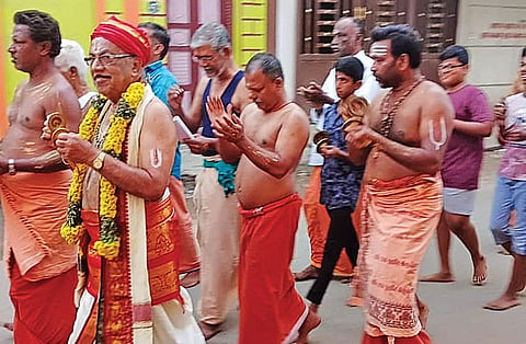 மதுரை செல்லூர் வீதிகளில் பக்தி பாடல்கள் பாடிச் செல்லும் பஜனை குழுவினர்.