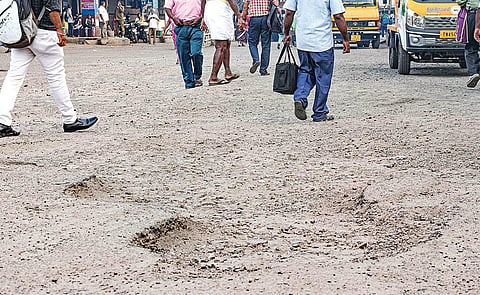 தஞ்சாவூர் வழித்தட பேருந்துகள் நிற்கும் பகுதியில் சேதமடைந்து பள்ளமாக காட்சியளிக்கும் சாலை.
|  படங்கள்: ஆர்.வெங்கடேஷ் |