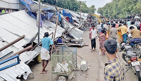 பழநி கிரிவலப் பாதையில் இடித்து அகற்றப்பட்ட கடைகளின் முகப்பு பகுதியில் இருந்த ஆக்கிரமிப்புகள்.