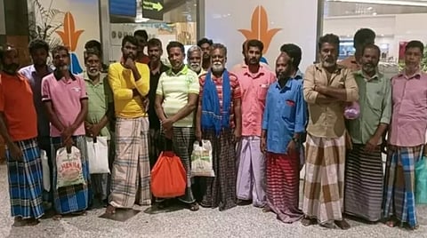 இலங்கை கடற்படையால் சிறைப்பிடிக்கப்பட்ட தமிழக மீனவர்கள் 21 பேர் தாயகம் திரும்பினர்