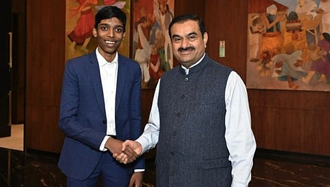 அதானி குழுமத்தின் தலைவர் கவுதம் அதானியுடன் இந்திய கிராண்ட் மாஸ்டர் பிரக்ஞானந்தா.