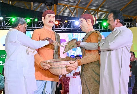 சிறுதானியம் மற்றும் இயற்கை வேளாண் கண்காட்சியை தொடங்கி வைத்த கர்நாடக முதல்வர் சித்தாராமையா. அவருடன் கர்நாடக வேளாண் துறை அமைச்சர் செலுவராயசாமி.
