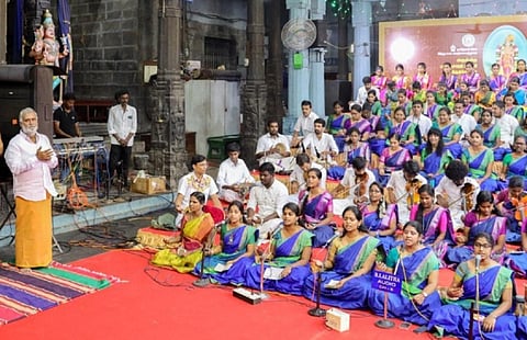 திருவல்லிக்கேணி பார்த்தசாரதி சுவாமி கோயிலில்  108 மாணவ, மாணவிகள் திருப்பாவை பாசுரங்களை பாராயணம் செய்தனர்.