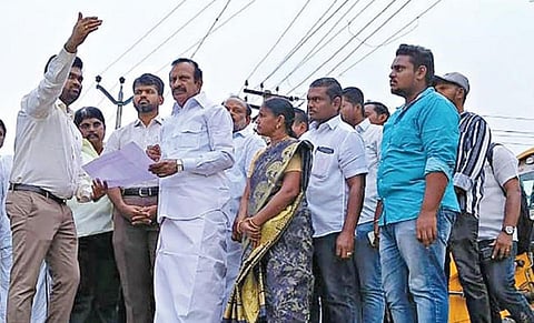 ஈரோடு மாநகராட்சிக்கு உட்பட்ட பகுதிகளில் ரூ.1.71 கோடி மதிப்பில் புதிய திட்டப் பணிகளை வீட்டு வசதித்துறை அமைச்சர் சு.முத்துசாமி  தொடங்கி வைத்தார். அருகில் மாவட்ட ஆட்சியர் ராஜகோபால் சுன்கரா, மாநகராட்சி கமிஷனர் சிவ கிருஷ்ண மூர்த்தி.