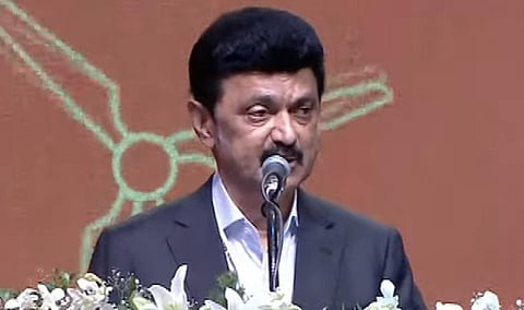 உலக முதலீட்டாளர்கள் மாநாட்டில் உரையாற்றும் முதல்வர் ஸ்டாலின்
