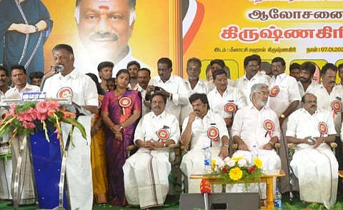 கிருஷ்ணகிரியில் தொண்டர்கள் மத்தியில் உரையாற்றிய முன்னாள் முதல்வர் ஓ.பன்னீர்செல்வம்