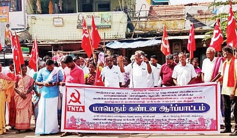 வனத்துறையைக் கண்டித்து, அஞ்செட்டியில் ஆர்ப்பாட்டத்தில் ஈடுபட்ட  தமிழ்நாடு மலைவாழ் மக்கள்  சங்கத்தினர்.