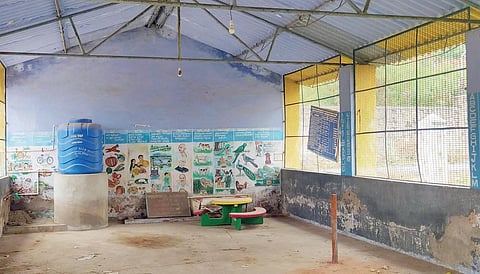 பி.என்.பட்டி பேரூராட்சிக்கு உட்பட்ட ராமமூர்த்தி நகர் பகுதியில் இடிந்து விழும் நிலையில் உள்ள அங்கன்வாடி மையம்.