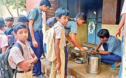 செங்கோட்டை எஸ்எம்எஸ்எஸ் அரசு ஆண்கள் மேல்நிலைப் பள்ளியில் மாணவர்களுக்கு காலை சிற்றுண்டி
வழங்கப்படுகிறது.