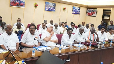 சென்னை தேனாம்பேட்டை டிஎம்எஸ் வளாகத்தில் உள்ள தொழிலாளர் நலத்துறை அலுவலகத்தில் நடைபெற்ற பேச்சுவார்த்தையில் பங்கேற்ற போக்குவரத்து தொழிற்சங்க நிர்வாகிகள்.