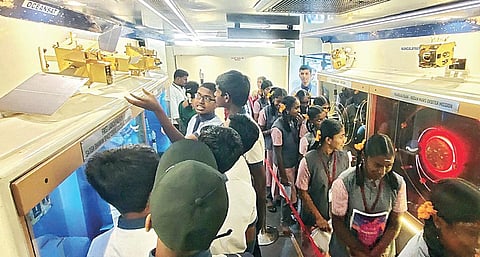 விருதுநகரில் இஸ்ரோ விண்வெளி அறிவியல் கண்காட்சியை ஆர்வத்தோடு பார்வையிடும் அரசு பள்ளி மாணவ, மாணவிகள்.