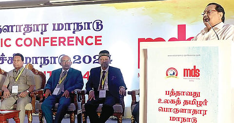 சென்னை வளர்ச்சி கழகம் நடத்தும் 10-வது உலகத் தமிழர் பொருளாதார மாநாட்டை சென்னையில் தொடங்கி வைத்துப் பேசுகிறார் தமிழக நீர்வளத் துறை அமைச்சர் துரைமுருகன். 	                             
| படம்: அகிலா ஈஸ்வரன் |