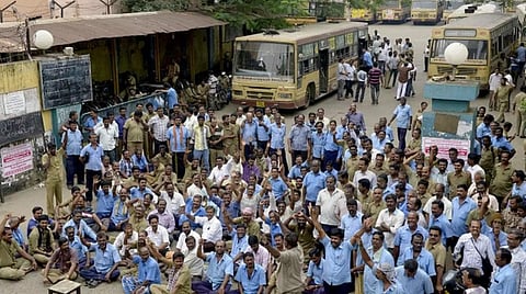 ஆர்ப்பாட்டத்தில் ஈடுபட்ட தொழிற்சங்கத்தினர்.