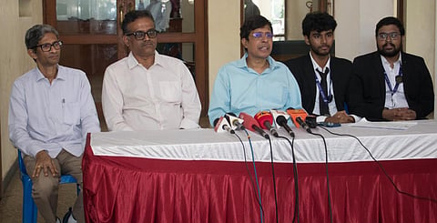 செய்தியாளர்களைச் சந்திக்கும் சென்னை ஐஐடி இயக்குநர் பேராசிரியர் காமகோடி உள்ளிட்டோர்