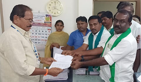 பொங்கல் பரிசு தொகுப்பை புறக்கணிக்கப்போவதாக நாமக்கல் கோட்டாட்சியர் நேர்முக உதவியாளரிடம் சிப்காட் எதிர்ப்பு இயக்கத்தினர் மனு அளித்தனர்.