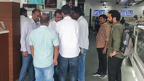 கரூர் கோவை சாலையில் உள்ள அமைச்சர் செந்தில்பாலாஜியின் ஆதரவாளருக்குச் சொந்தமான உணவகத்தில் வருமான வரித் துறை மதிப்பீட்டுப் பிரிவு அதிகாரிகள் ஆய்வு  செய்தனர்