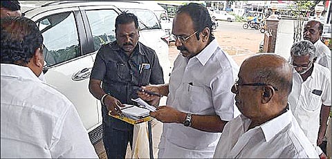 திருநெல்வேலியில் திமுக கவுன்சிலர்களுடன் பேச்சுவார்த்தை நடத்துவதற்காக வந்திருந்த அமைச்சர் தங்கம் தென்னரசு.