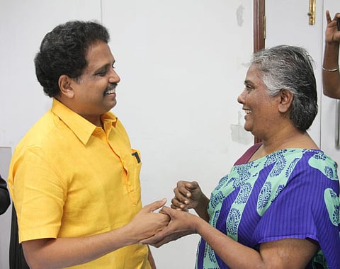 “வாரிக் கொடுப்பதே வாழ்வின் பயன்” - பெண் வங்கி ஊழியரை பாராட்டிய சு.வெங்கடேசன் எம்.பி
