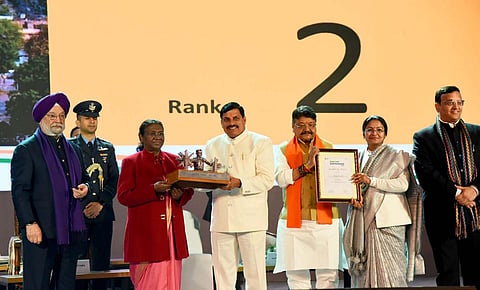 இந்தியாவின் தூய்மையான நகரம்: முதலிடம் பெற்ற இந்தூர், சூரத்துக்கு விருது வழங்கல்