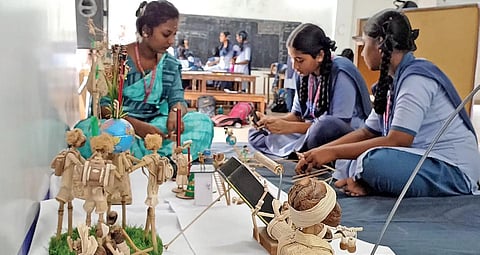 பொங்கலையொட்டி நடந்த சிறப்பு கலைப் பயிற்சியில் ஈடுபட்ட மாணவிகள்.